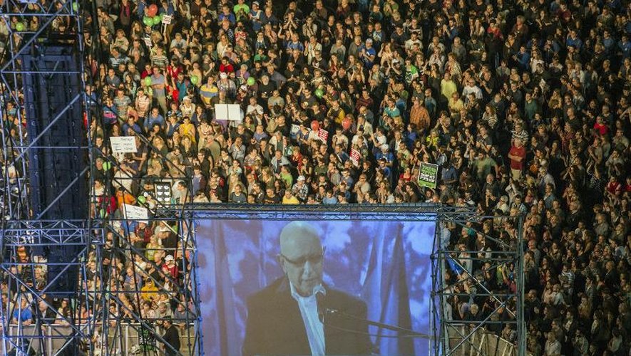 Le discours de l'ex patron du Mossad Meïr Dagan est retransmis sur un écran géant lors d'une manifestation à Tel Aviv, le 7 mars 2015