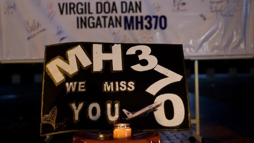 Des messages de solidarité ont été déposés à Kuala Lampur à l'occasion d'un rassemblement en hommage aux personnes à bord du vol MH370 le 6 mars 2015, un an après sa disparition