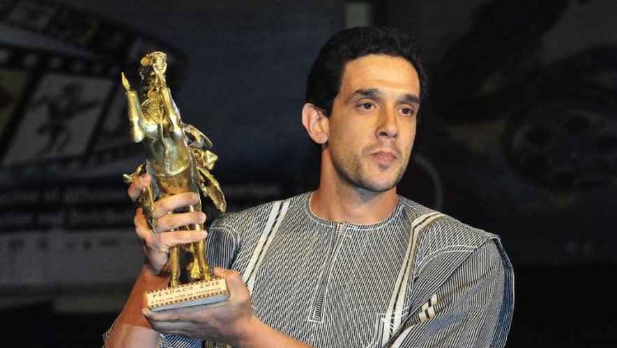 Le réalisateur marocain Hicham Ayouch récompensé au Fespaco (Festival de cinéma africain) pour son film "Fièvres", le 7 mars 2015 à Ouagadougou (Burkina Faso)