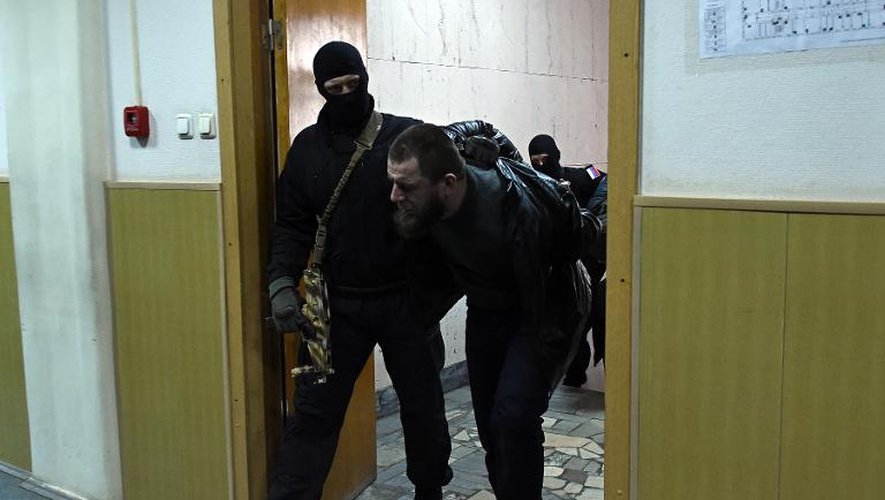 Tamerlan Eskerkhanov est escorté par des policiers le 8 mars 2015 dans un tribunal près de Moscou soupçonné d'avoir participé au meurtre de l'opposant russe Boris Nemtsov