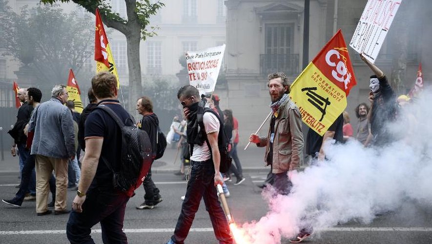 Des grévistes de la SNCF manifestent à Paris le 19 juin 2014