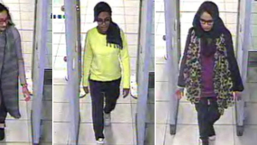 Images de vidéosurveillance du 23 février 2015 fournies à la police montrant les trois lycéennes britanniques (de g à d) Kadiza Sultana, Amira Abase et Shamima Begum aux contrôles de sécurité à l'aéroport de Gatwick près de Londres