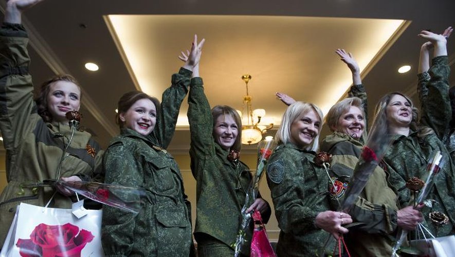 Des femmes prorusse participent, le 8 mars 2015 à Donetsk, à un concours de beauté réservé aux femmes qui combattent l'armée ukrainienne au sein de la rébellion