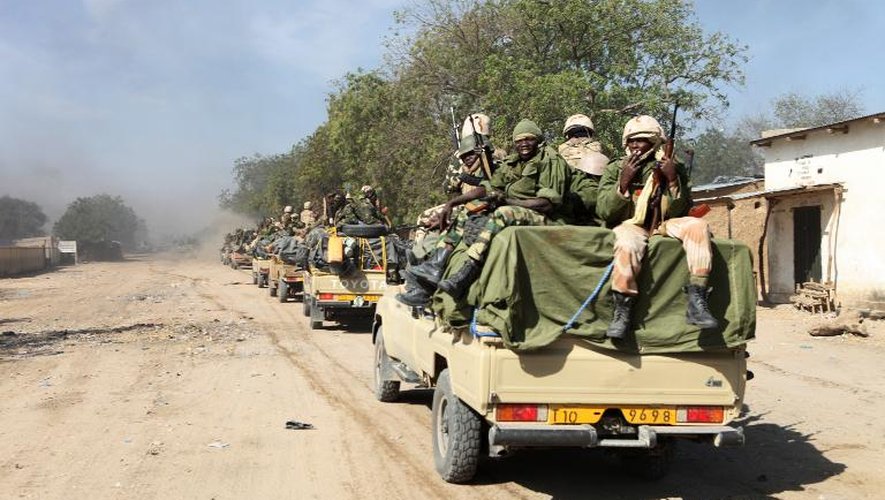 Des soldats tchadiens patrouillent dans le ville de Gamboru à la frontière nigériane le 4 février 2015
