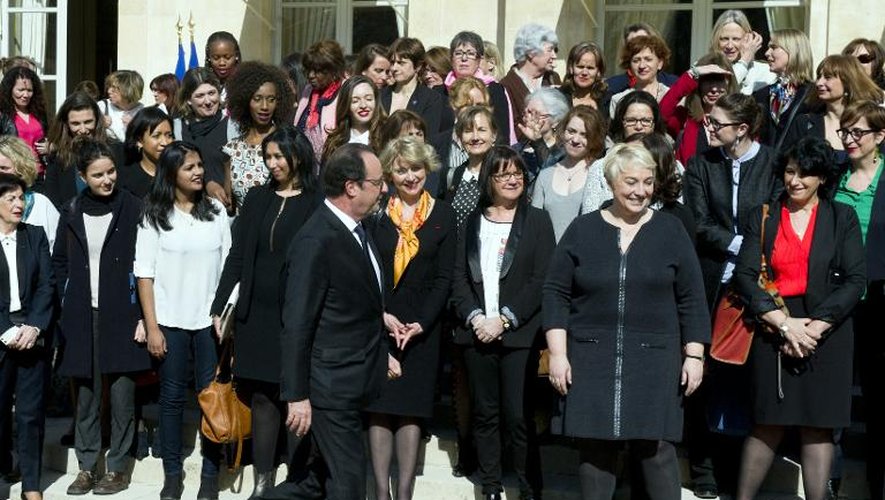 Le président François Hollande arrive pour la photo de famille à l'Elysée à l'occasion de la journée internationale des droits de la femme, le 8 mars 2015