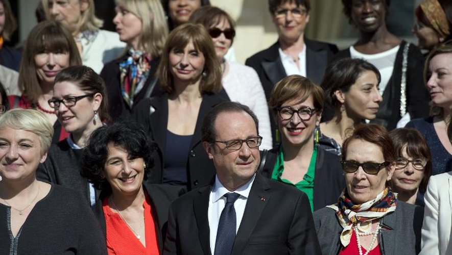 Le président François Hollande lors d'une photo de famille le 8 mars 2015 dans la cour de l'Elysée à l'occasion de la journée de la femme