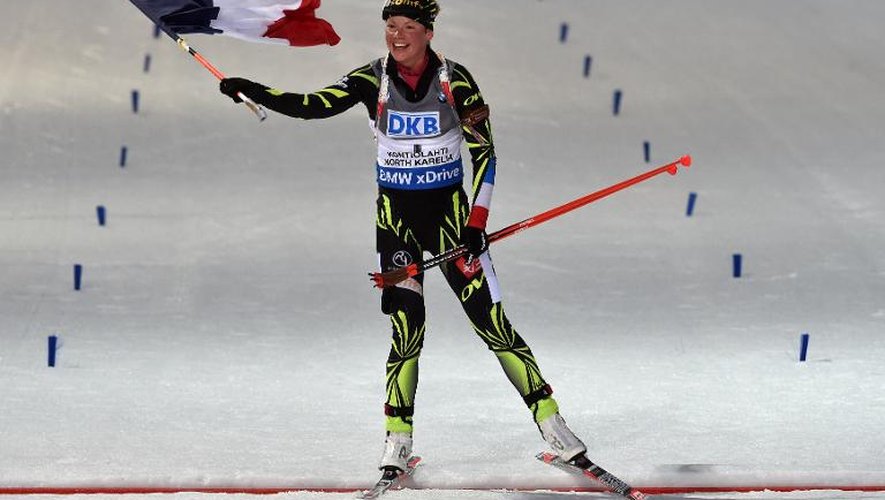 La joie de la Française Marie Dorin-Haber en franchissant la ligne d'arrivée du 10 km poursuite des Mondiaux de biathlon, le 8 mars 2015 à Kontiolahti en Finlande