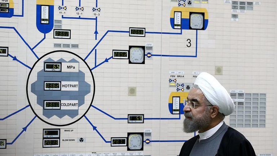 Photo publiée dans le site officiel du président iranien Hassan Rohani le montrant dans la salle de contrôle de la centrale nucléaire de Bouchehr le 13 janvier 2015