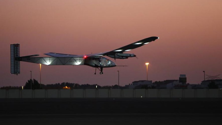Solar Impulse 2 décolle de l'aéroport d'Al-Bateen à Abu Dhabi pour un vol test, le 2 mars 2015