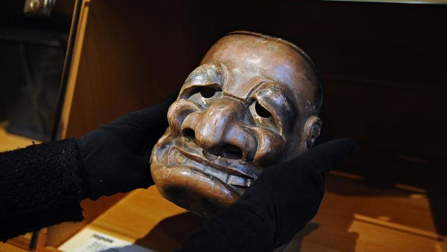 Un masque japonais de théâtre Nô du 18e siècle, qui ressemble à s'y méprendre au Chirac des Guignols, exposé au musée Labit de Toulouse, le 8 mars 2015
