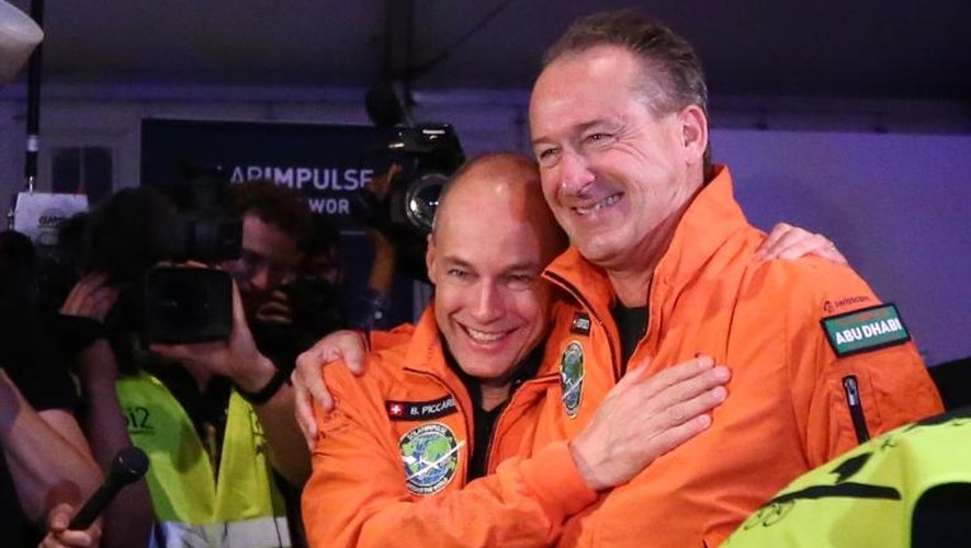 Le pilote suisse Bertrand Piccard (g) étreint son compatriote André Borschberg avant son envol à bord de Solar Impulse 2, le 9 mars 2015 depuis l'aéroport d'Abou Dhabi