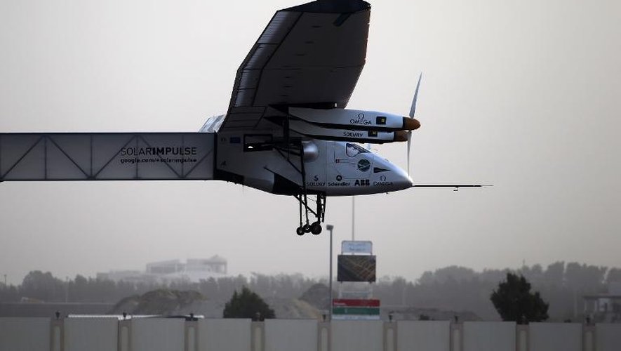 L'avion Solar Impulse 2 prend son envol de l'aéroport al-Bateen à Abou Dhabi, le 9 mars 2015