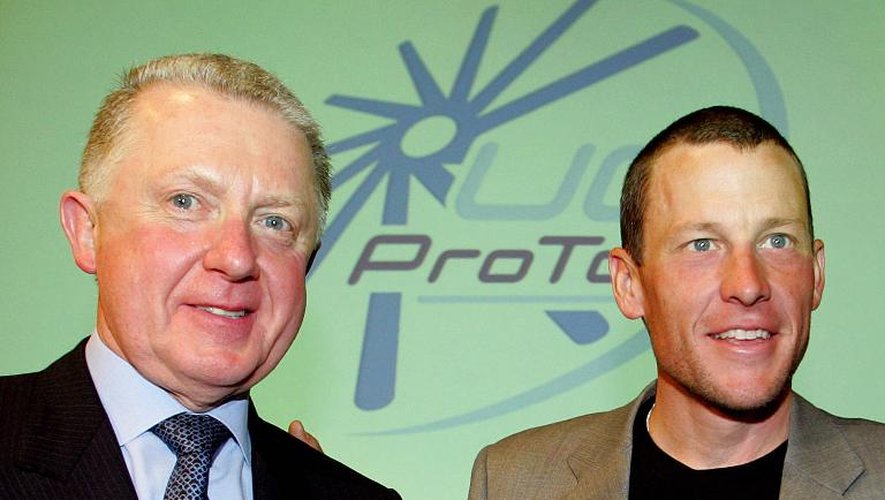 Lance Armstrong (d) à côté de l'ancien président de l'Union cycliste internationale (UCI), le Néerlandais Hein Verbruggen, le 5 mars 2003 à Paris