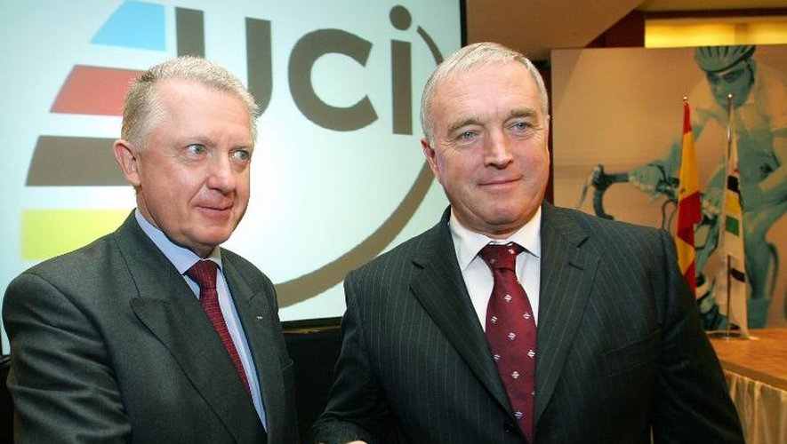 Hein Verbruggen (g) et son successeur à la tête de l'UCI, Pat McQuaid, le 23 septembre 2005 à Madrid