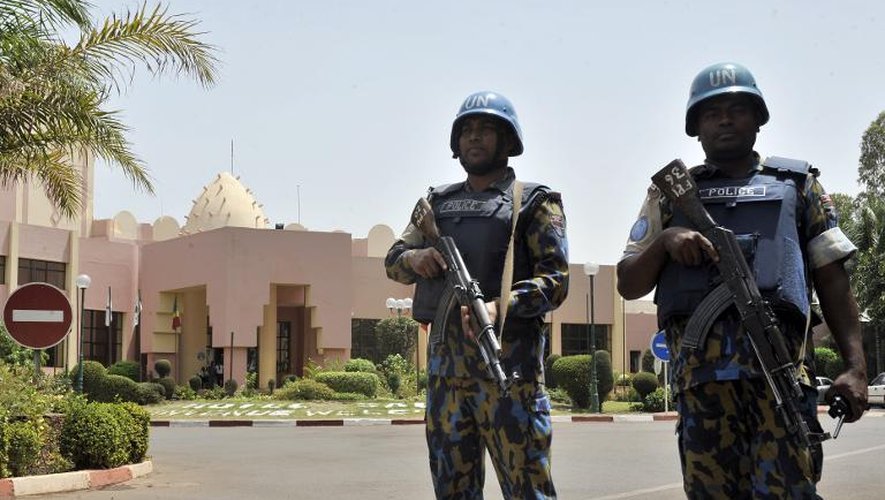 Un policier de l'Onu garde l'entrée de l'hôtel Salem à Bamako, le 8 mars 2015