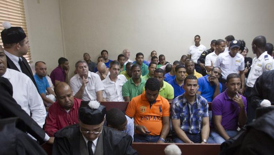 Jean Furet et Bruno Odos (chemises blanches) au milieu des autres accusés lors d'une audience le 4 février 2014 à  Higuey en République dominicaine