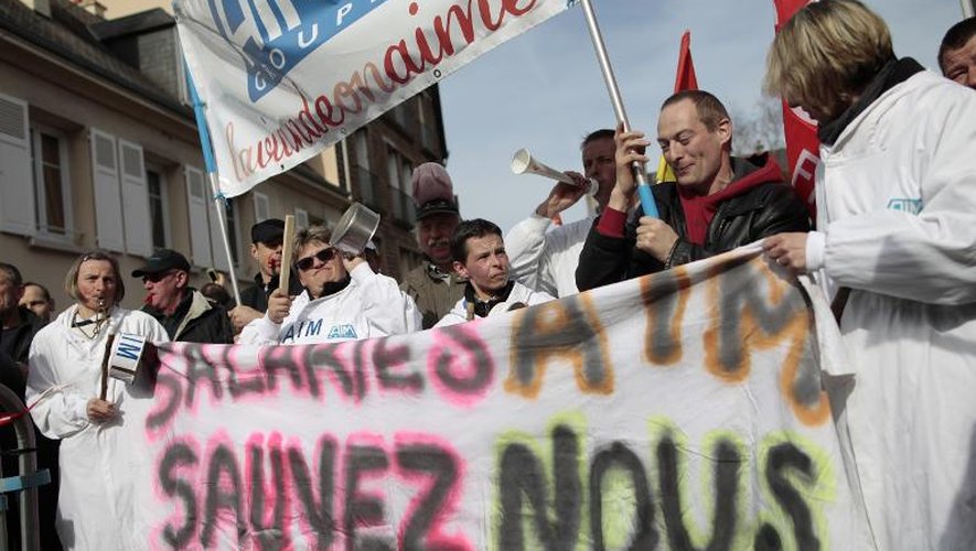 Des employés des AIM (Abattoirs industriels de la Manche) manifestent le 6 mars 2015 devant le tribunal de commerce de Coutances, dans la Manche