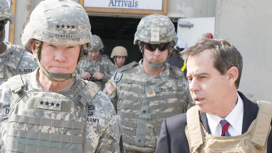 Martin Dempsey et l'ambassadeur américain en Irak, Stuart E. Jones, le 15 novembre 2014 à l'aéroport de Bagdad