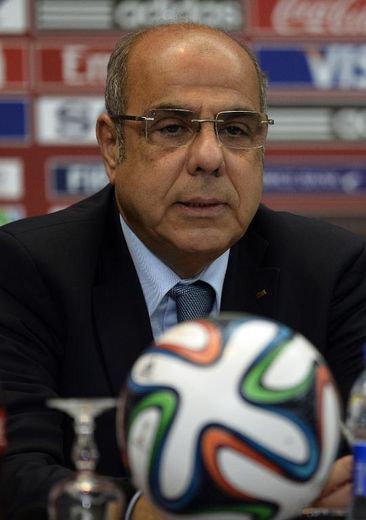 Le président de la Fédération algérienne de football Mohamed Raouraoua, lors d'une conférence de presse à Marrakech, le 19 décembre 2013