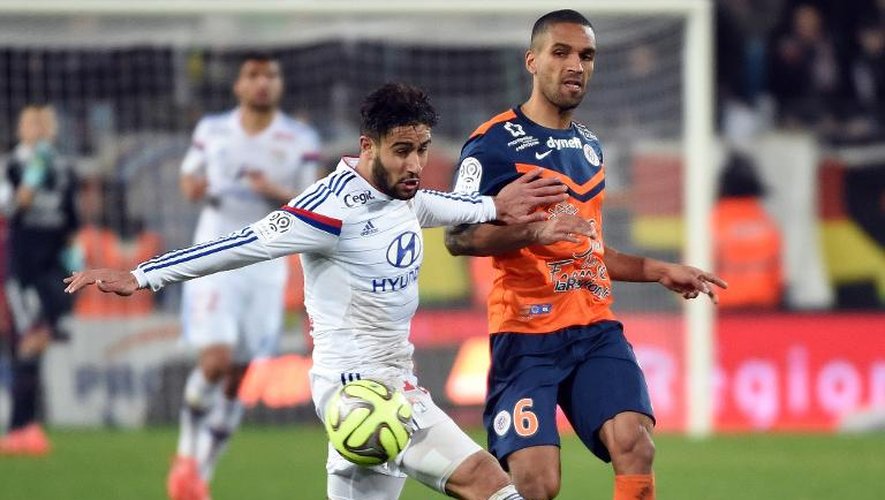 L'attaquant lyonnais Nabil Fekir prend le meilleur sur le Montpelliérain Joris Marveaux en Ligue 1, le 8 mars 2015 à Montpellier