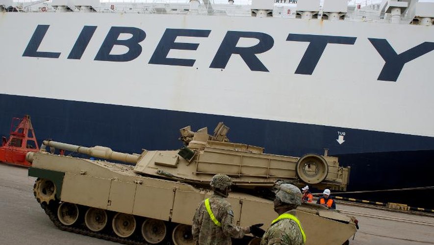Un char américain Abrams débarqué sur le port de Riga le 9 mars 2015