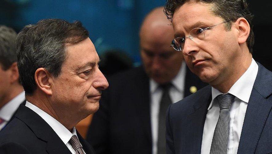 Le chef de l'Eurogroupe, Jeroen Dijsselbloem (d) et le président de la BCE Mario Draghi le 9 mars 2015 à Bruxelles