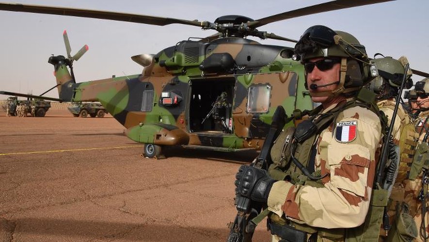 Un soldat français de l'opération Barkhane sur une base française près de Gao, au nord du Mali, le 2 janvier 2015