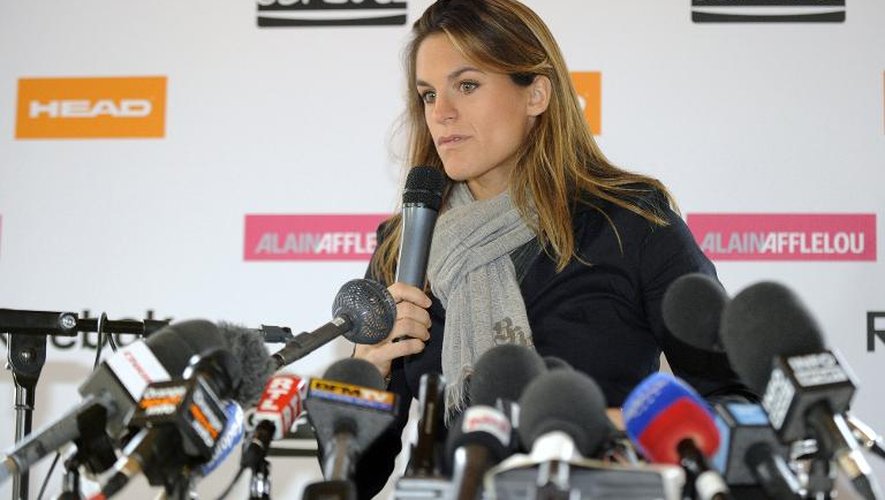 La Française Amélie Mauresmo, s'adresse à la presse pour annoncer sa retraite, le 3 décembre 2009 à Paris