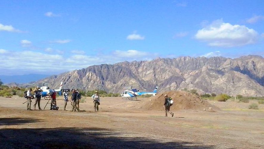 Les deux hélicoptères du tournage de "Dropped" peu de temps avant le décollage et leur collision mortelle, le 9 mars 2015, à Villa Castelli, dans le nord-ouest de l'Argentine