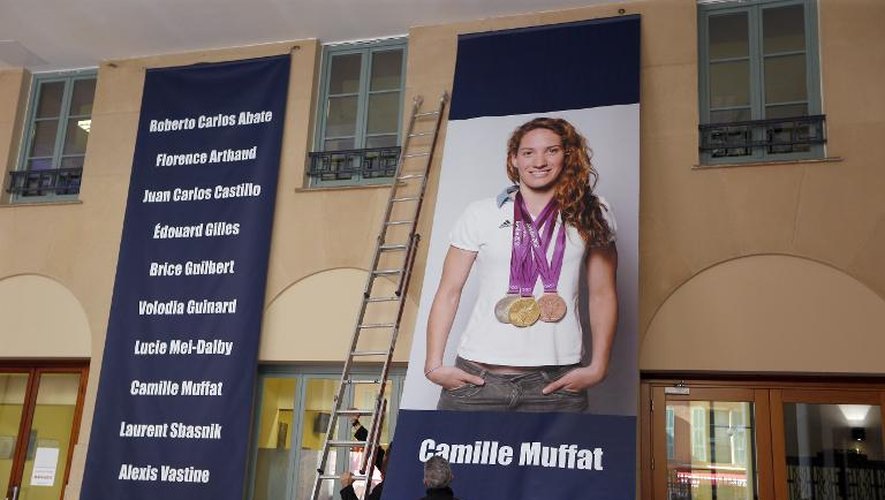 Un poster de la nageuse Camille Muffat est déployé sur la façade de la mairie de Nice dont la championne est originaire, le 10 mars 2015