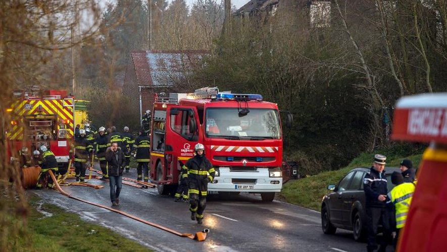 Les pompiers luttent contre l'incendie d'une maison le 10 mars 2015 à Saint-Jans-Cappel dans le Nord
