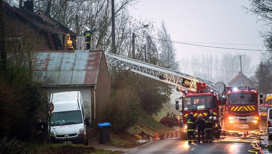 Les pompiers luttent contre l'incendie d'une maison le 10 mars 2015 à Saint-Jans-Cappel dans le Nord