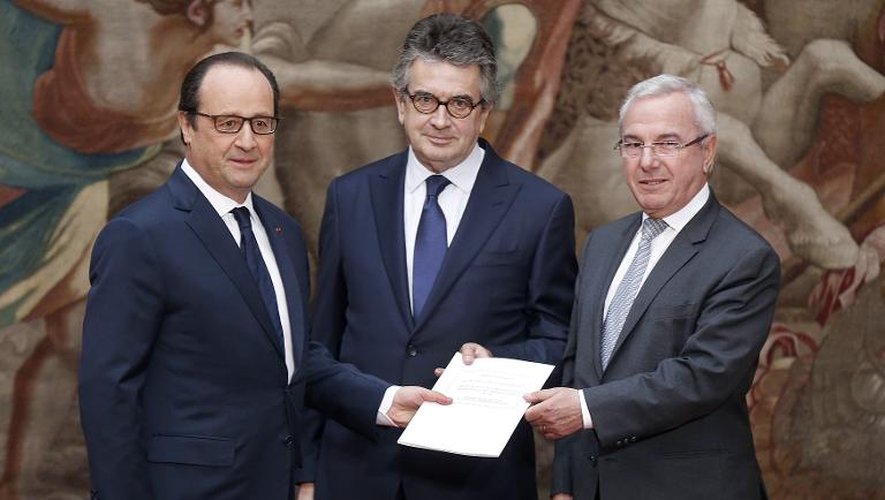 Le président François Hollande (à g.) pose avec le députés Alain Claeys (PS, au c.) et UMP Jean Leonetti (à d.), lors de la remise de leur rapport sur la fin de vie le 12 décembre 2014 à l'Elysée