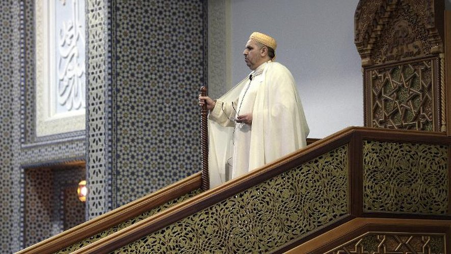 L'imam Mohamed Moussaoui, signataire avec des hauts dignitaires religieux juifs et chrétiens d'une tribune sur la fin de vie dans Le Monde, s'exprime à la Grande Mosquée  de Strasbourg, le 9 janvier 2015