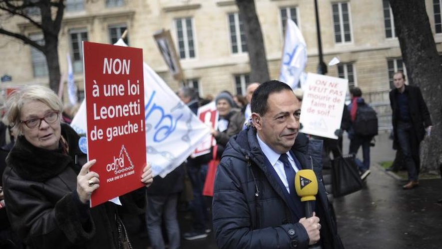 Des militants de l'ADMD et son président Jean-Luc Romero manifestent contre les conclusions du rapport Claeys-Leonetti sur la fin de vie qu'ils jugent trop timides, le 12 décembre 2014 devant l'Assemblée nationale à Paris
