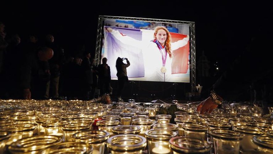 Les Niçois déposent des bougies devant la photo de Camille Muffat, championne olympique de natation, le 10 mars 2015