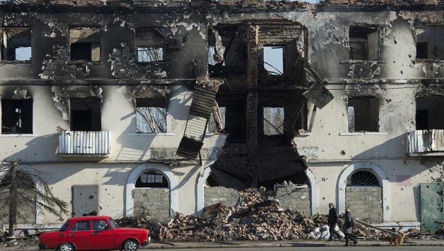 Un immeuble éventré de la ville de Vouhlehirsk dans l'Est séparatiste prorusse de l'Ukraine, le 9 mars 2015