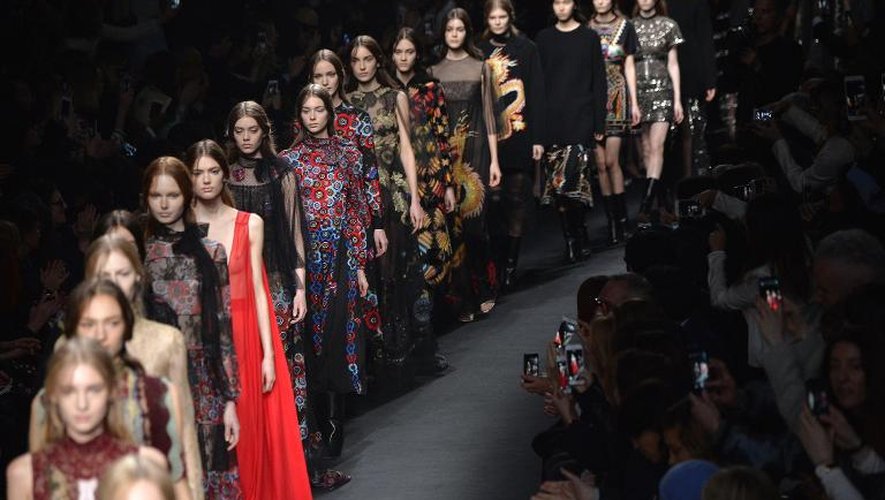 Défilé Valentino à la Fashion week de Paris le 10 mars 2015