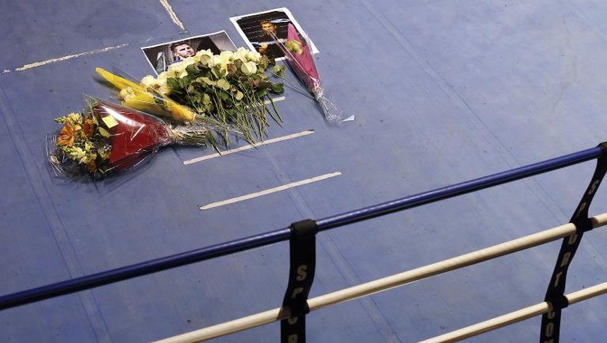 Des bouquets de fleurs en hommage à Alexis Vastine, déposés sur un ring de boxe à l'Insep, le 10 mars 2015 à Vincennes