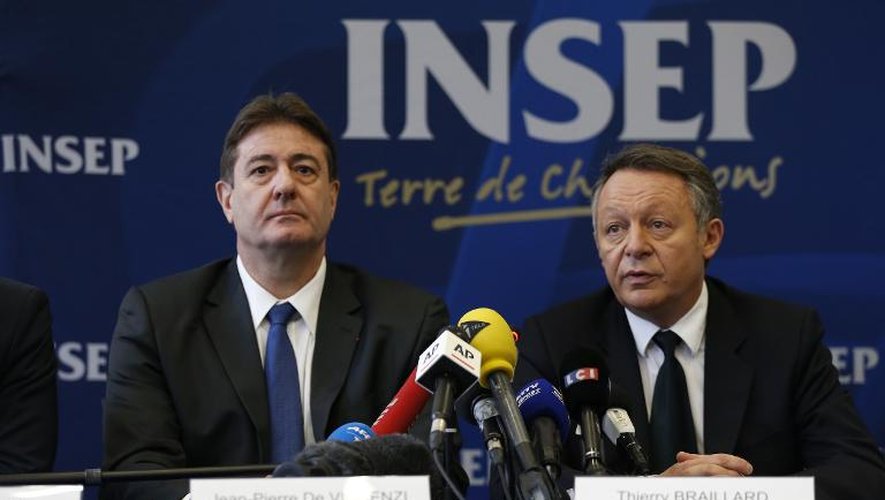 Le directeur général de l'Insep Jean-Pierre de Vincenzi (g) et le secrétaire d'Etat aux Sports Thierry Braillard, à l'Insep le 10 mars 2015 à Vincennes