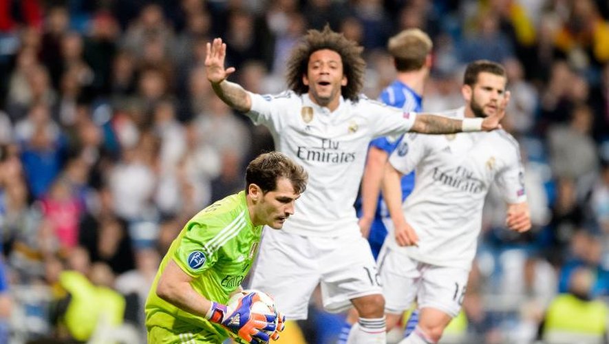 Le soulagement des joueurs du Real Madrid après l'arrêt du gardien Iker Casillas contre Schalke en fin du 8e de finale retour de la Ligue des champions à Madrid, le 10 mars 2015