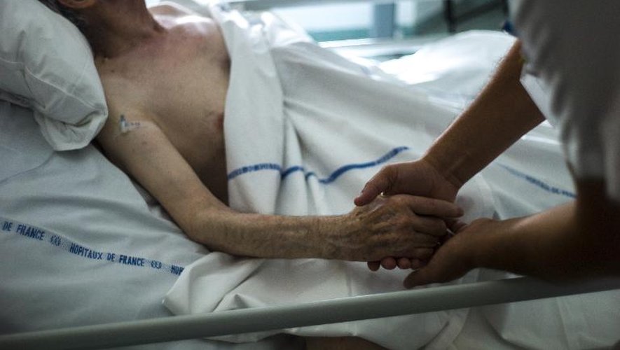 Un malade dans le service des soins palliatifs, le 22 juillet 2013 à l'hôpital d'Argenteuil, près de Paris