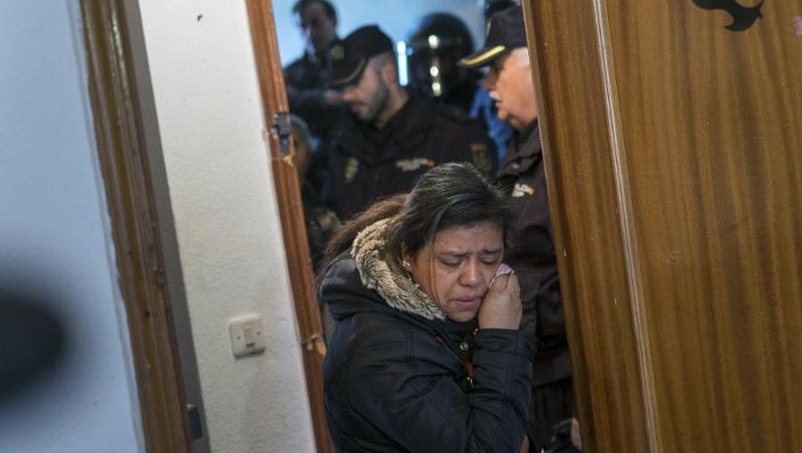 Jessica Bernice Michelena, de 40 ans, est espulsée avec sa famille du logement qu'elle occupait à Madrid, le 3 février 2015