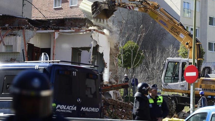 Démolition sous protection policière d'un immeuble de Tetuan, dans la banlieue de Madrid, suite à l'expulsion de ses occupants, le 27 février 2015