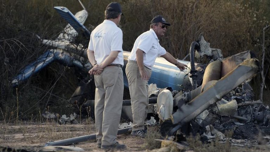 Des enquêteurs collectent des indices au milieu des débris, le 10 mars 2015 à La Rioja après le crash entre deux hélicoptères en Argentine