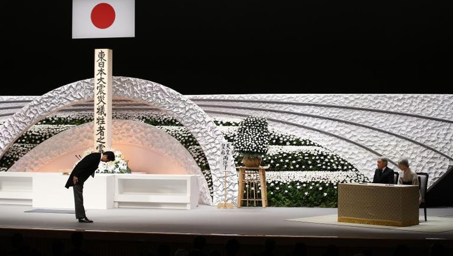 Le Premier ministre  Shinzo Abe (g) se prosterne, le 11 mars 2015 devant le couple impérial japonais lors des cérémonies d'hommages, quatre ans après le tsunami dévastateur