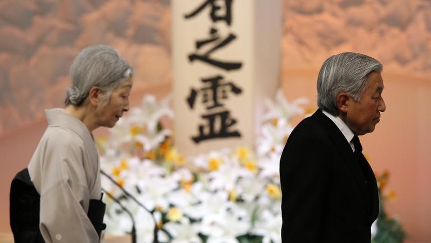Le couple impérial japonais passe devant le mémorial aux victimes du tsunami lors d'une cérémonie d'hommages, le 11 mars 2015 à Tokyo, 4 ans après le drame