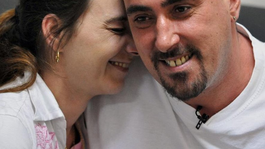 Serge Atlaoui (D), un Français condamné à mort en Indonésie pour trafic de drogue, aux côtés de son épouse, Sabine Atlaoui, le 25 mars 2008 lors d'une visite le 25 mars 2008 à la prison de l'île de Nusakambangan