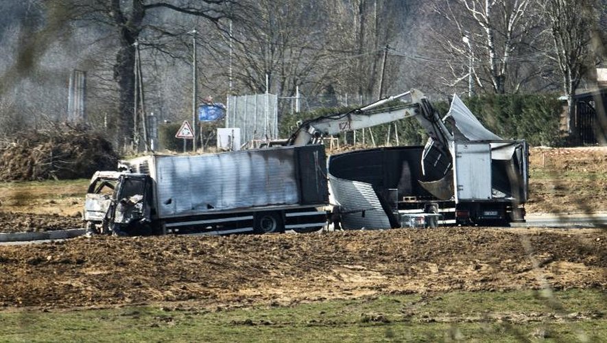 Carcasses des camions sécurisés brulés après le braquage sur l'autoroute A6, au péage d'Avallon, le 11 mars 2015