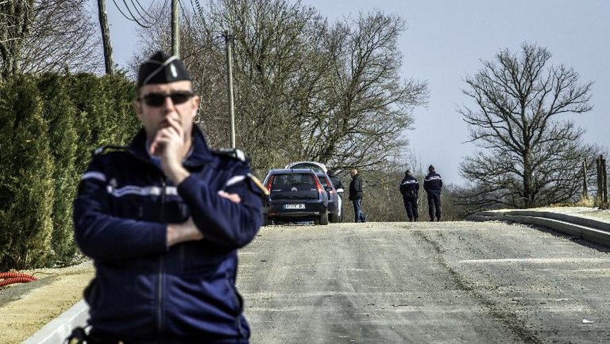 Policiers sur les lieux du braquage au péage d'Avallon sur l'A6, le 11 mars 2015